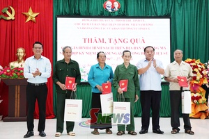 Provincial front leader visits policy beneficiaries in Song Ma commune