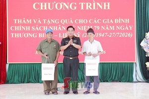 Son La Military Command delegation visits veterans, martyrs' families in Sop Cop, Muong Lan communes