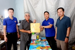 'Youth Union and Veterans' Association of Son La Newspaper and Radio-Television present gifts to policy beneficiary families