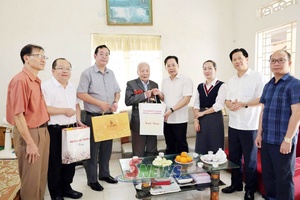 Provincial Party chief visits, presents gifts to war invalids, sick veterans, revolutionary contributors, and martyrs’ families