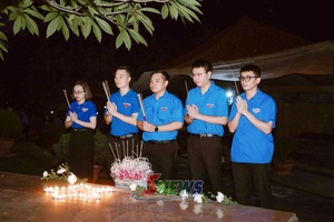 Jias tơưk tsưv chiaz ndo txiax njis têx Anh hùng liệt sĩ