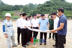 Provincial Party leader meets officials, inspects boarding school project in Phieng Pan commune