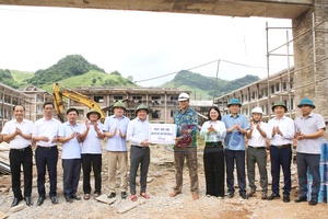  Provincial leader inspects school construction in border communes