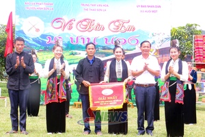 "Ve ban em" gameshow held in Huoi Mot commune