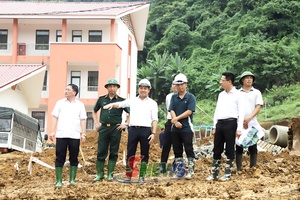 Đồng chí Chủ tịch UBND tỉnh kiểm tra luông pùn tẳng tánh Trương phổ thông nội trú Tiểu học- THCS Phiêng Pằn