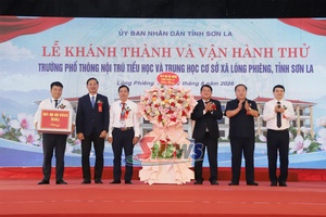 Lễ tẳng tánh cánh xủ khảo bấng Trương phổ thông nội trú Tiểu học cánh THCS Lóng Phiêng