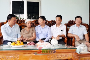 Party membership badges presented to Party members in Muong Coi, Phu Yen communes