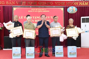 'Jias choz côngz mênhx Đảng xiaz 2/9 ntơưv xã Chiềng Khoong