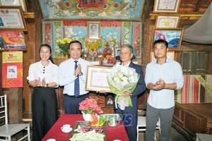 'Đồng chí Phó Chủ tịch Thường trực UBPX tỉnh puz Côngz mênhx Đảng ntơưv xã Mường Cơi thiaz Phù Yên