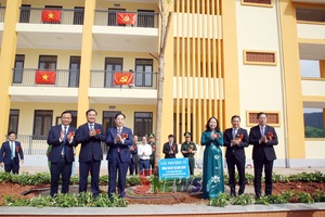Phó Chủ tịch têz qơưk Võ Thị Ánh Xuân côngv Jias kriz shông cơưv yiaz thiaz uô tiar Yar cơưv Phổ thông nội trú Tiểu học thiaz Trung học cơ sở Chiềng Sơn