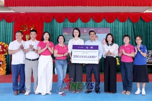 2,000 disadvantaged students in Muoi Noi and Nam Lau receive gifts