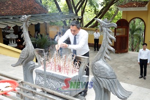  Provincial leaders offer incense at historic sites