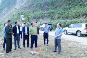 Đồng chí Cuôv Xênhv Tsaz cxênhz côngz xưv đơưk cêr phiv liv ntux nas hiav ntơưv xã Ngọc Chiến