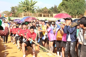 Khày pàng thì khánh pưng môn thể thao nẳng mự hội Văn hóa chu chựa côn xã Chiềng Mai