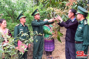 Người có uy tín - “cầu nối” Đảng với dân