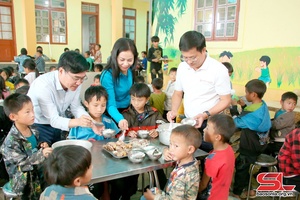 'Chăm lo bữa ăn bán trú cho học sinh vùng khó khăn