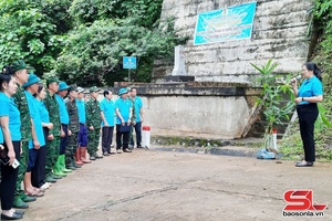 'Cùng ăn, cùng ở, cùng làm việc và bàn bạc với công nhân