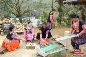 'Giữ gìn bản sắc dân tộc gắn với phát triển du lịch