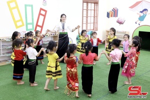 'Xây dựng trường học thân thiện gắn với bản sắc dân tộc