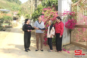 'Về bản văn hóa tiêu biểu