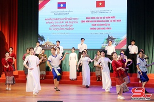 'Bồi đắp tình yêu văn hóa Việt cho lưu học sinh Lào