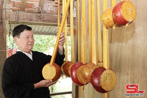 Nghệ nhân ưu tú chế tác đàn tính