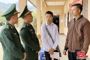 'Lính Biên phòng làm "cha nuôi" học trò nghèo bên nước bạn