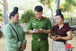 Học Bác bám sát cơ sở, gần dân, vì nhân dân phục vụ