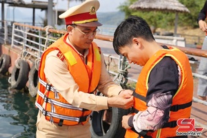 'Giữ an toàn giao thông đường thủy mùa mưa lũ