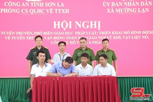 'Tuyên truyền, vận động toàn dân giao nộp vũ khí, vật liệu nổ, công cụ hỗ trợ và pháo trên địa bàn xã Mường Lạn