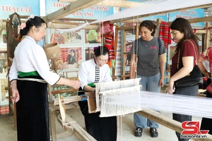 'Khai thác giá trị văn hóa truyền thống để phát triển du lịch