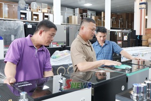'Đẩy mạnh phát triển thương mại, dịch vụ