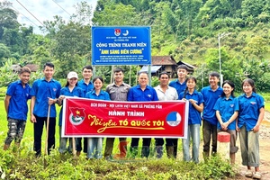 'Tuổi trẻ xung kích thắp sáng đường quê vùng biên giới