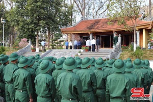 'Tân binh huyện Thuận Châu dâng hương Nhà tưởng niệm Chủ tịch Hồ Chí Minh