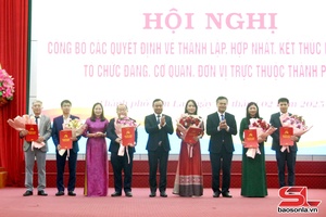 'Thành phố Sơn La công bố các quyết định về sắp xếp tổ chức bộ máy cơ quan và tổ chức đảng 