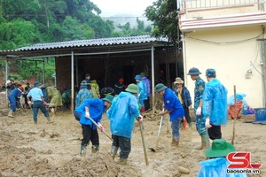 Đoàn viên, thanh niên tham gia hỗ trợ nhân dân bị ảnh hưởng bởi thiên tai tại xã Chiềng Sơ