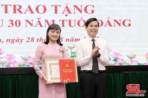 Trao tặng Huy hiệu 30 năm tuổi Đảng cho đồng chí Chủ nhiệm Ủy ban Kiểm tra Tỉnh ủy 