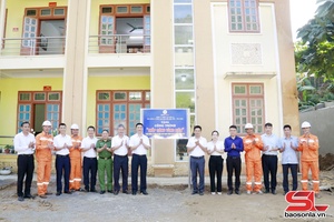 'Khánh thành công trình "Thắp sáng vùng biên"