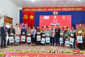 'Trao quà Tết Xuân Bính Ngọ tại xã Long Hẹ