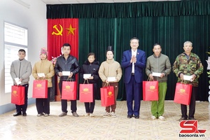 'Đồng chí Phó Chủ tịch Hội đồng Dân tộc của Quốc hội thăm, tặng quà Tết tại phường Chiềng Cơi