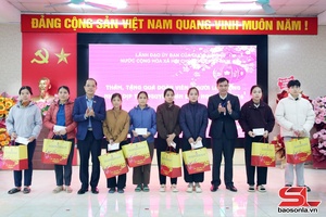 'Trao quà Tết cho đoàn viên, người lao động tại xã Phù Yên, Tường Hạ