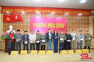 'Chuyển trao quà Tết Xuân Bính Ngọ tại khu vực Mộc Châu