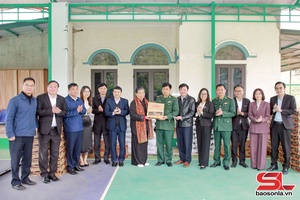 Đồng chí Tòng Thị Phóng tặng quà hộ nghèo và học sinh các xã vùng biên giới