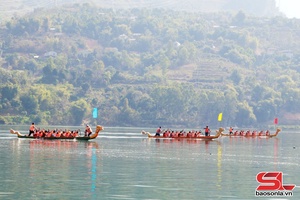 'Sôi động phần thi đua thuyền trên lòng hồ thủy điện Sơn La