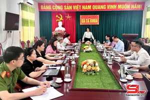 Đồng chí Trưởng ban Tuyên giáo và Dân vận Tỉnh ủy kiểm tra công tác chuẩn bị bầu cử tại xã Tạ Khoa