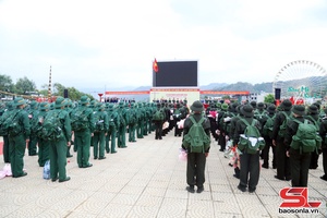 Đồng chí Phó Tham mưu trưởng Quân khu 2 và Phó Bí thư Tỉnh ủy, Chủ tịch Ủy ban MTTQ Việt Nam tỉnh Sơn La dự giao nhận quân tại Sông Mã