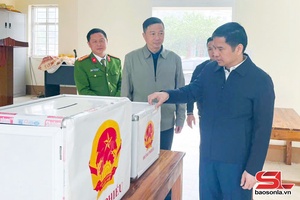 Đồng chí Giám đốc Công an tỉnh kiểm tra công tác chuẩn bị bầu cử tại xã Vân Hồ