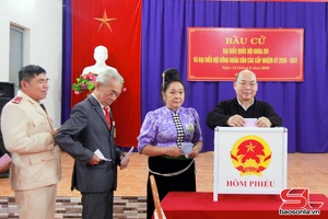 'Cử tri phường Chiềng An hân hoan đi bầu cử