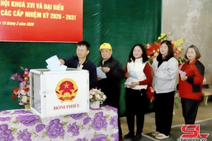 'Cử tri phường Chiềng Sinh hân hoan đi bầu cử