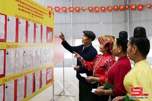 'Cử tri phường Chiềng Cơi nô nức đi bầu cử